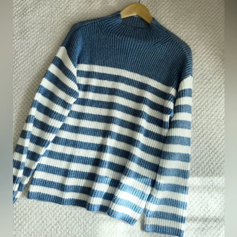 St. John’s bay (M/L) stripe white blue pullover knit long sleeve sweater